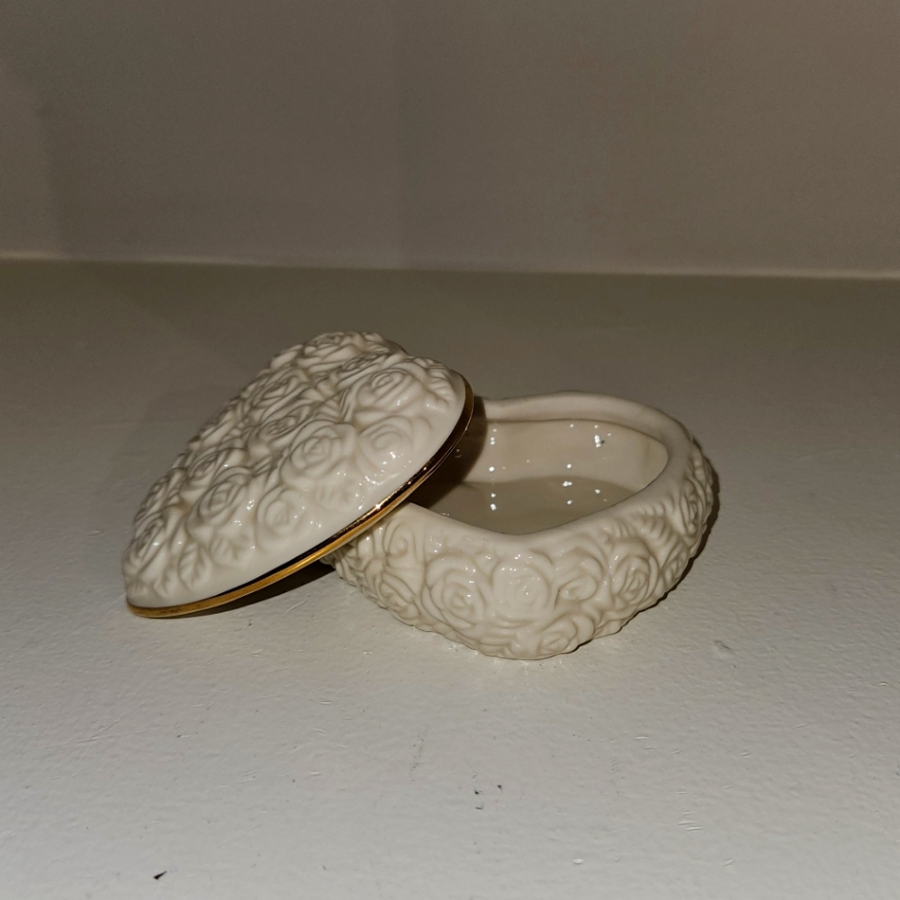 Vintage Rose Detailed Heart Box